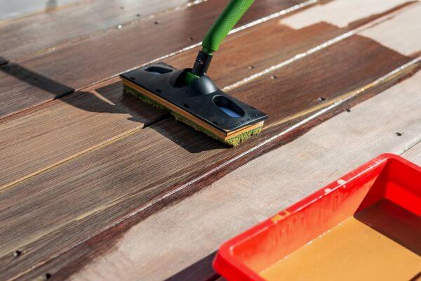 Einstreichgerät im Einsatz auf Terrasse